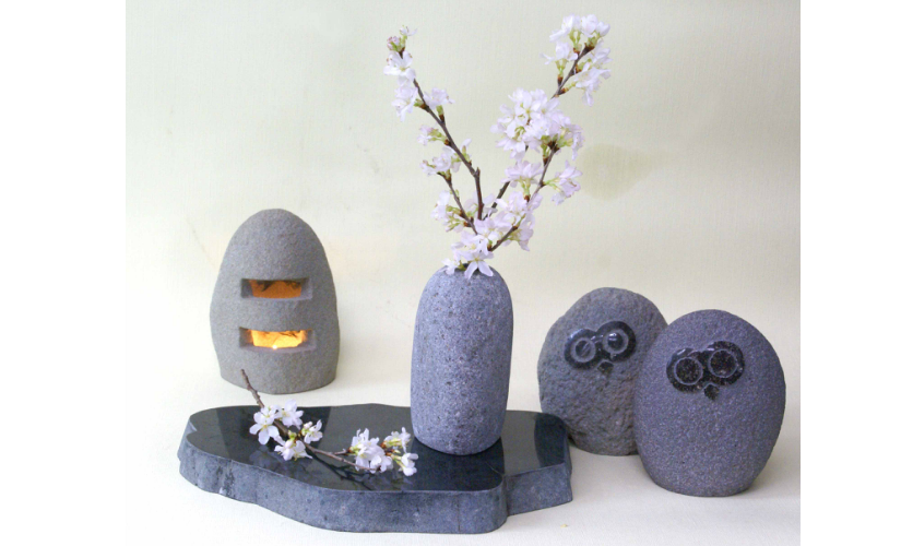 悠久の時を流れる信濃川の、石ころたちに新しい命を吹き込みました。天然石の石肌を生かしたほのぼのとした、一つ一つが手作りの作品たちです。